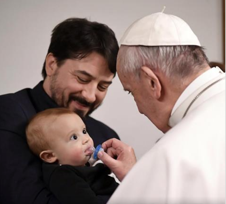 El Papa que le pone el chupete al bebé
